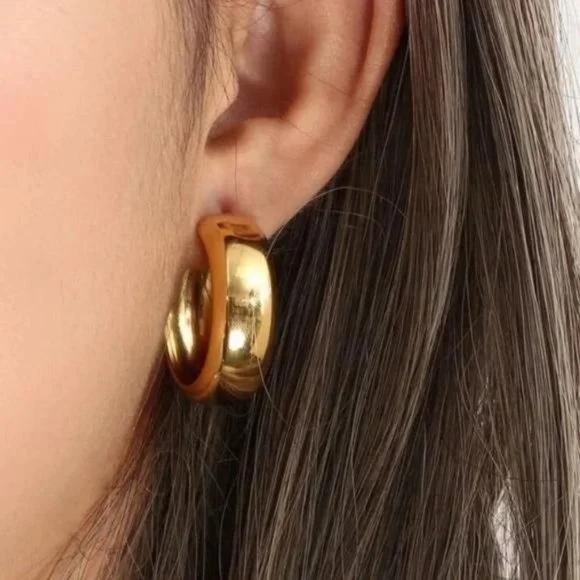 NEW ELEGANT 18K GOLD WIDE HOOP EARRINGS, BEAUTIFUL EARRINGS, CUTE EARRINGS. - Picture 3 of 6
